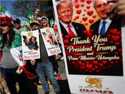 Exiliraner in Los Angeles danken Donald Trump und Benjamin Netanjahu bei öffentlicher Kundgebung