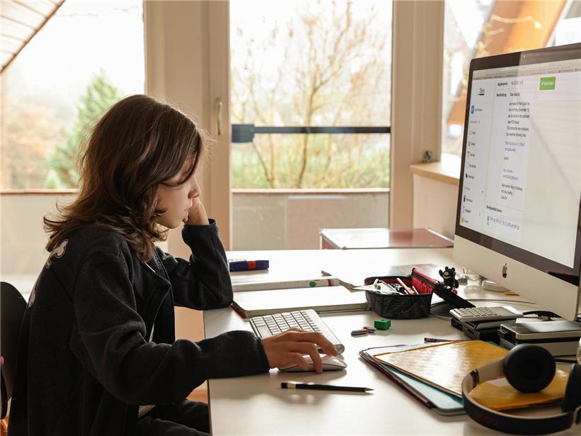 Bild von Bildungsminister Claude Meisch, der das pädagogische Angebot mit dem Programm „Extraklass“ aufwertet