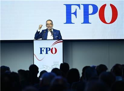 FPÖ-Chef Herbert Kickl im Porträt vor Österreich-Flagge, kontrovers wegen nationalsozialistischer Wiederbetätigung eines Parteimitglieds