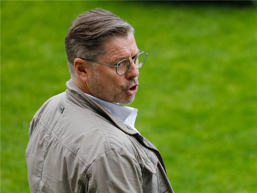 Porträt von Fabrizio Bei, italienischer Schriftsteller und Journalist, vor neutralem Hintergrund