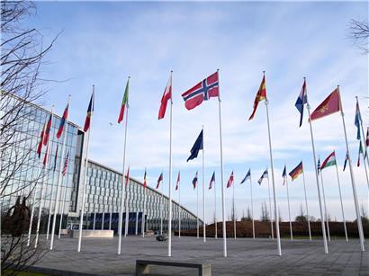Fahnen der Nato flattern im Wind vor dem modernen Nato-Hauptquartier in Brüssel, Belgien