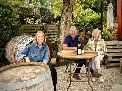 Familienbetrieb: Marie, Henri und Corinne Kox (v.l.) mit zwei der ersten Bioweinflaschen von Sunnen-Hoffmann. Das Weingut leistete Pionierarbeit, als es 2001 auf zertifizierten biologischen Anbau umstellte.