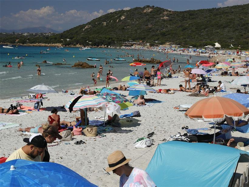 Europäische Familie schaut besorgt, symbolisiert finanzielle Belastung und fehlenden Urlaubsmöglichkeiten in Europa