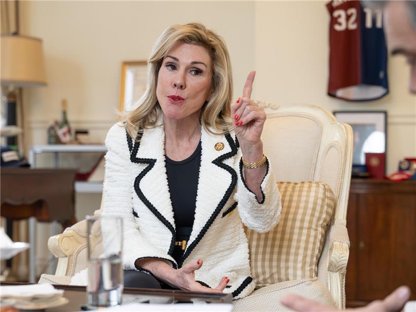 Feinberg als Brücke zwischen USA und Luxemburg, unterstützt von Trump, symbolisiert diplomatische Zusammenarbeit