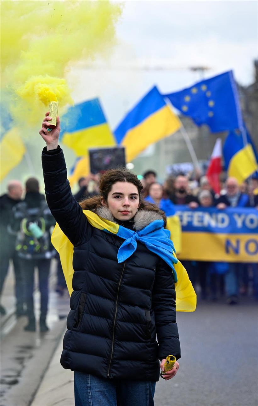 Feuer und Flamme Symbol mit ukrainischer Flagge als Zeichen der Solidarität und Unterstützung für die Ukraine