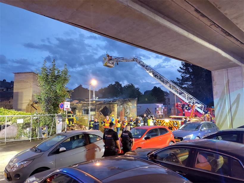 Brand im Escher „Benu Village“ – Löscharbeiten bis spät in die Nacht