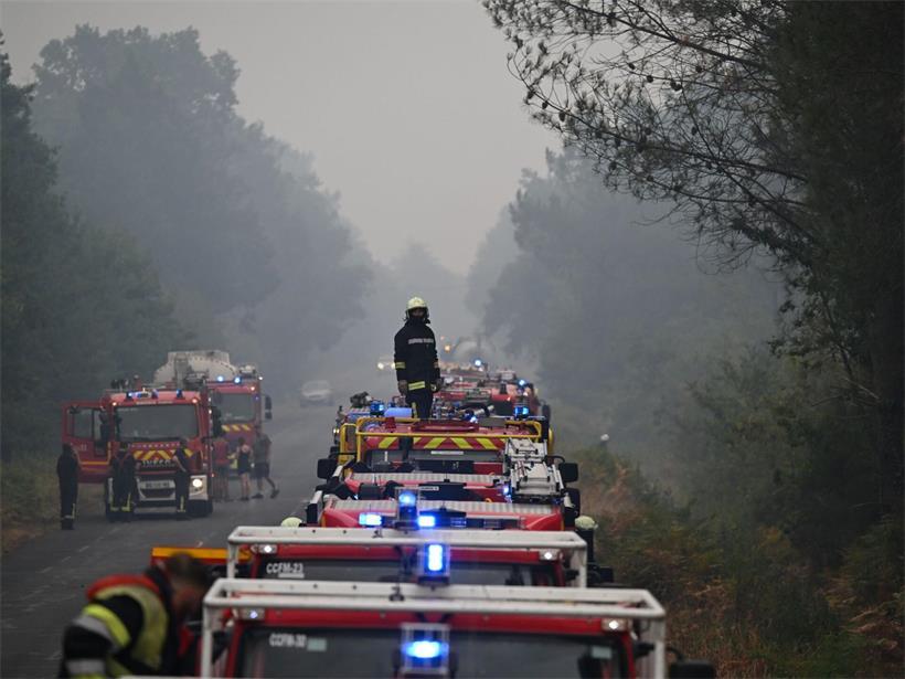 Feuerwehrfahrzeuge stehen im Qualm auf einer Straße in der Nähe von Lacanau im Südwesten Frankreichs