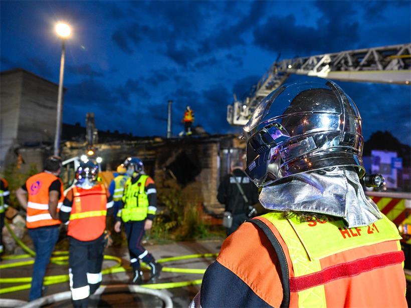 Brand im Escher „Benu Village“ – Löscharbeiten bis spät in die Nacht