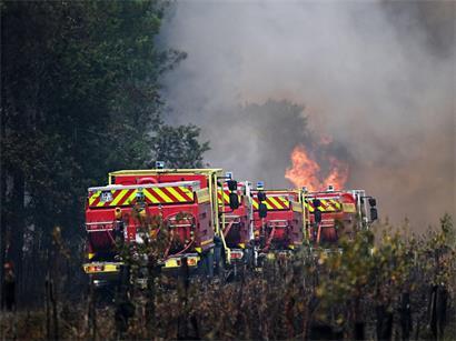 Feuerwehrleute bekämpfen ein Feuer in der Nähe von Le Las bei Bordeaux