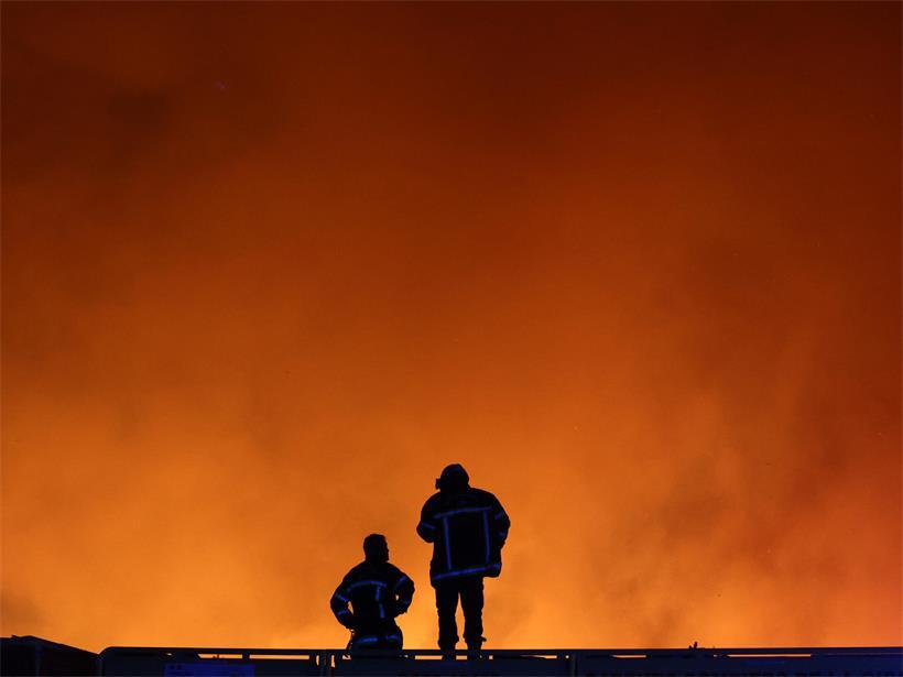 Feuerwehrleute beobachten einen Waldbrand in Le Porge im Südwesten Frankreichs