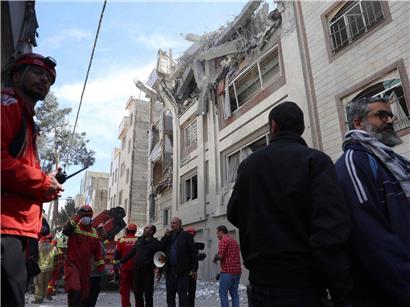 Feuerwehrleute suchen am Freitag im Süden Teherans nach Opfern bei Rettungseinsatz