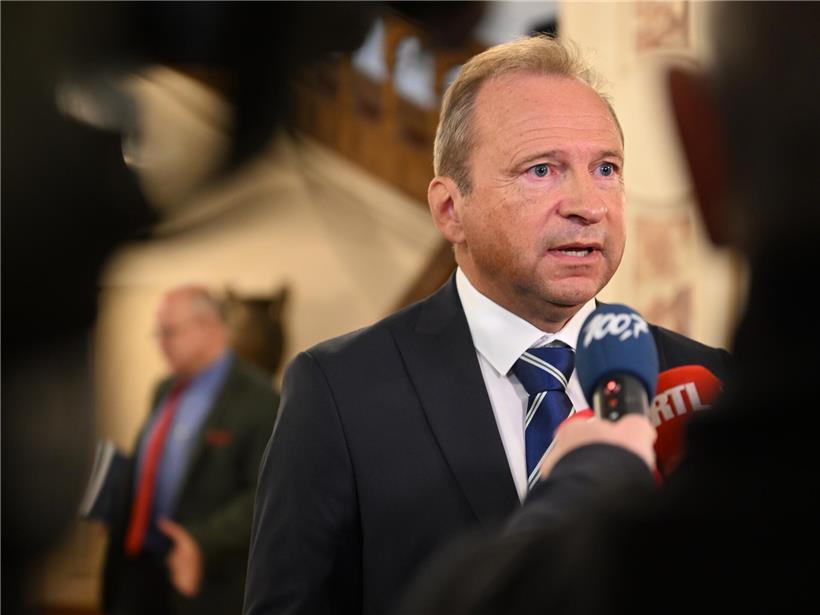 Finanzminister Roth spricht bei Pressekonferenz und kündigt neue Staatsanleihe zur Wirtschaftsförderung an