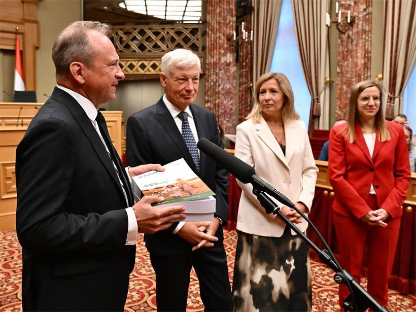 „Fir d’Leit. Fir Opschwong“: Finanzminister Gilles Roth bei der Budgetvorstellung in der Chamber am Mittwoch