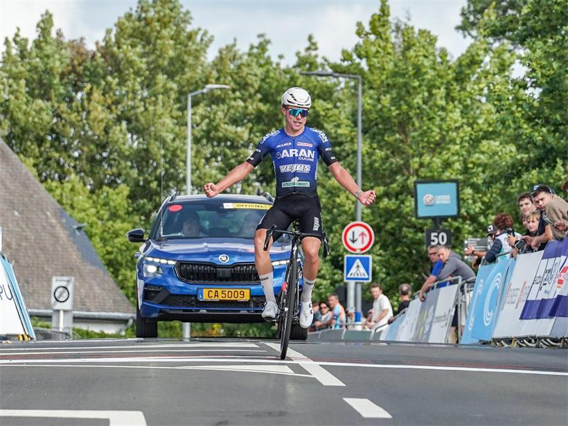 Flavio Astolfi feiert jubelnd den Landesmeister-Titel der Espoirs am Sonntag