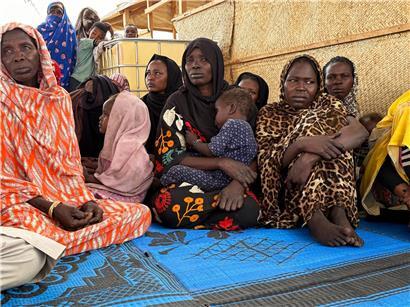 Flüchtlinge aus dem Sudan warten in Adré, Tschad, auf dem Roten Kreuz Gelände auf Weitertransport ins Flüchtlingslager