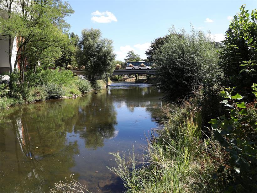 Fluss mit verschmutztem Wasser, starke PFAS-Belastung durch Schadstoffe in Gewässern sichtbar