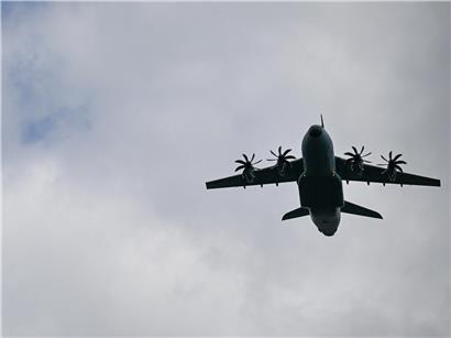 Luxemburgische Staatsangehörige kommen um 12:30 Uhr am Flughafen Luxemburg an, Ankunftszeit und Flughafenansicht