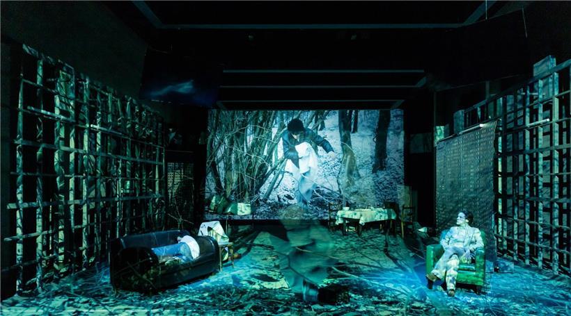 „Les voleurs d‘amour“ zeigt die intime Hölle der Gewalt Flut von bunten Bühnenprojektionen im modernen Bühnenbild von Christoph Rasche bei Theateraufführung