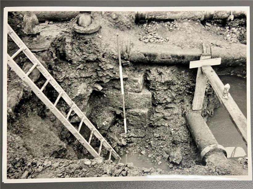 Überreste des 1987 entdeckten historischen Turms auf archäologischer Ausgrabungsstätte bei sonnigem Wetter