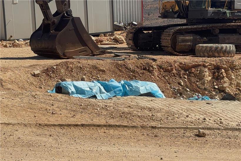 Fragment einer aus dem Iran abgefeuerten Rakete, abgefangen im türkischen Luftraum, liegt in Sahinbey bei Gaziantep, Türkei.