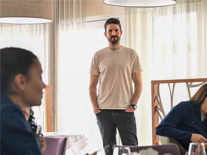 Frank Muller arbeitet entspannt mit FLF-Frauen in lockerer Team-Atmosphäre zusammen