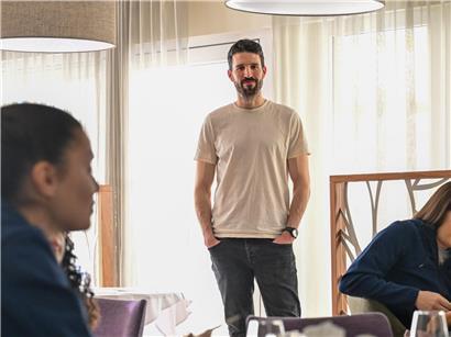 Frank Muller arbeitet entspannt mit FLF-Frauen in lockerer Team-Atmosphäre zusammen