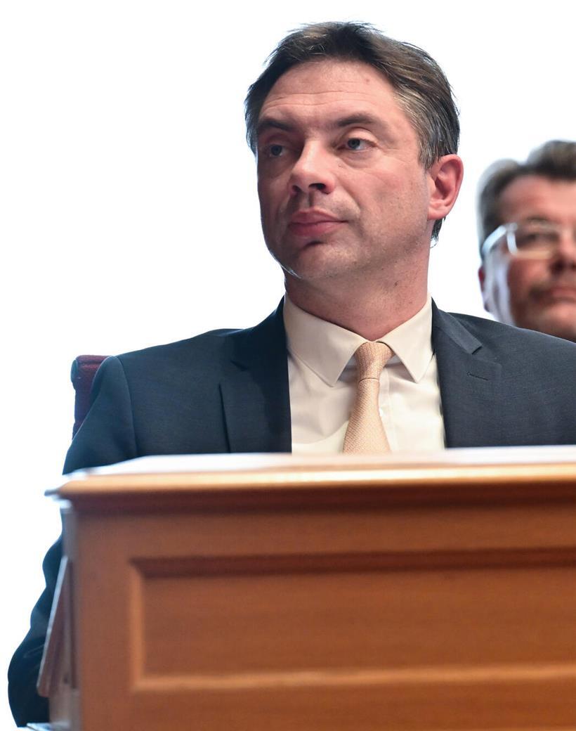 Fred Keup, Politiker der ADR, Porträtfoto in formeller Kleidung, neutraler Hintergrund