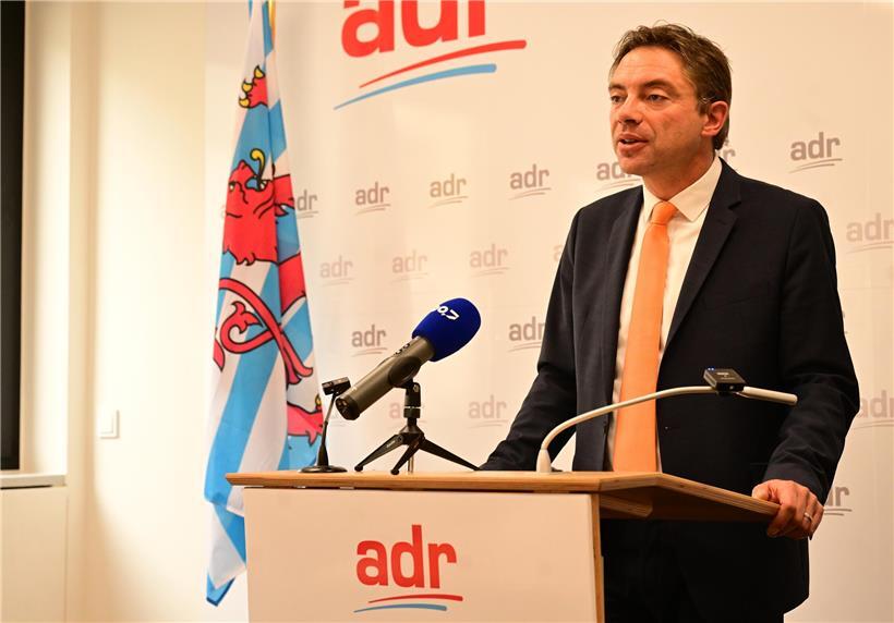 Porträt von Fred Keup, luxemburgischer Politiker der ADR, in professioneller Kleidung vor neutralem Hintergrund