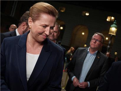 Mette Frederiksen spricht auf Podium, hofft auf Koalition der roten Parteien in Dänemark