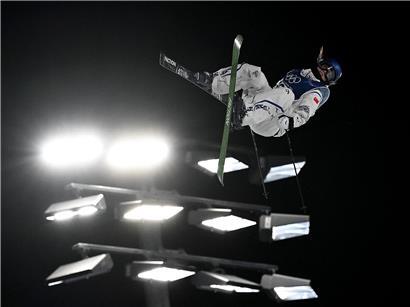 Freestyle-Skifahrerin Eileen Gu im Stress mit Terminen, Outdoor-Sportlerin in sportlicher Kleidung