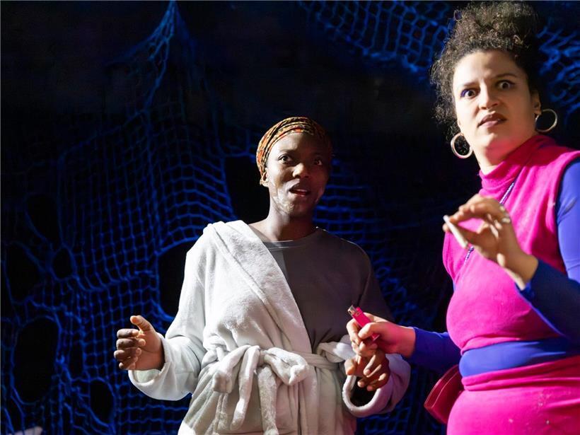 Cleo und Kara stehen am Bühnenende, fühlen sich vom Publikum ertappt beim Theaterstückabschluss