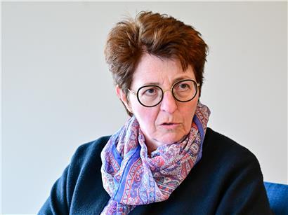 Annie Nickels-Theis, Bürgermeisterin von Bourscheid, bei der Arbeit in der Lokalpolitik im Gemeindeamt