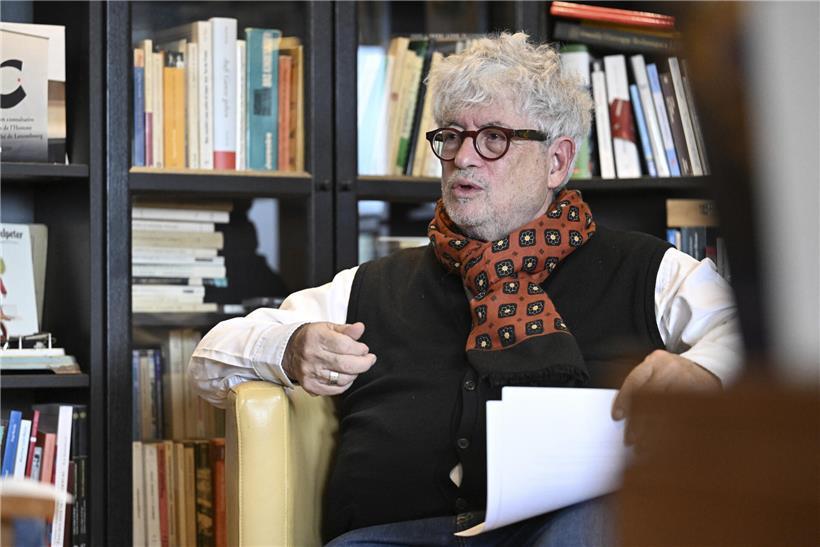 Eltern hören aufmerksam ihren Kindern zu, um eine starke Beziehung und gutes Verständnis aufzubauen