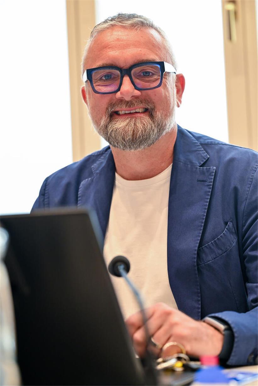 Steve Faltz, LSAP-Oppositionschef, diskutiert unklare Eventkosten bei Pressekonferenz