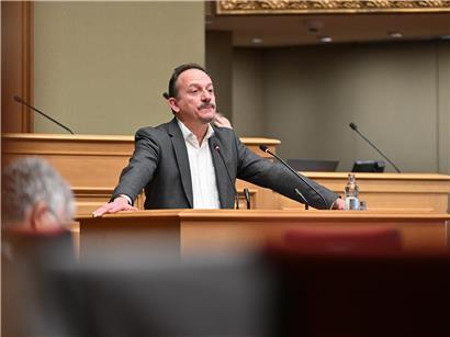 Marc Baum spricht vor Publikum über die Verankerung des Schwangerschaftsabbruchs in der Verfassung als Karrierehöhepunkt