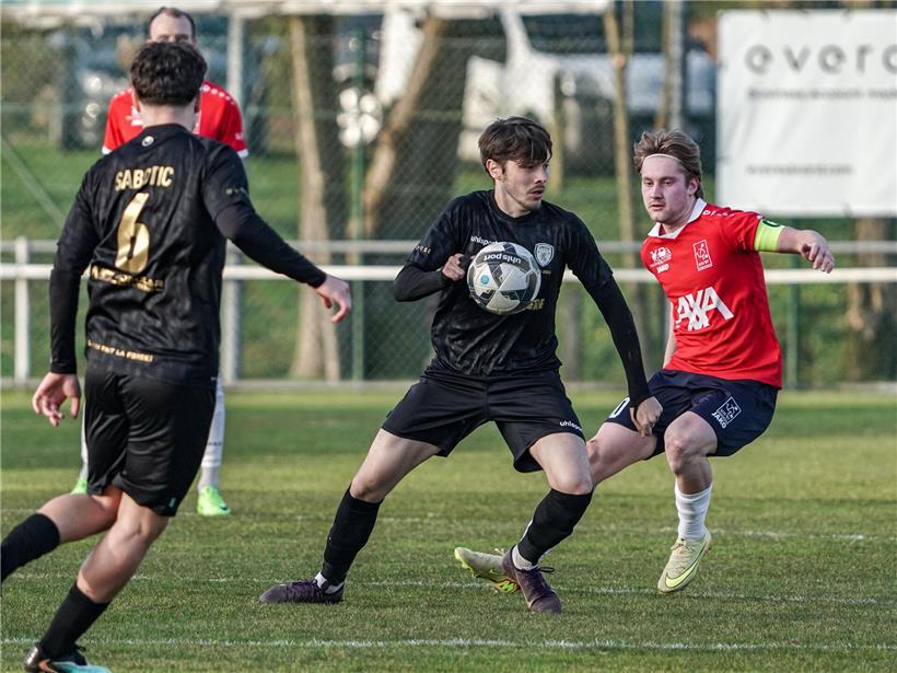 Petingen Fußballteam in schwarzer Trikotfarbe vor wichtigen Spielen gegen Mamer, Racing, Rodange und Canach im Abstiegskampf