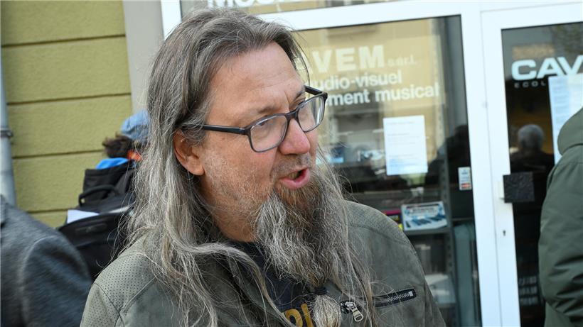 Musiklehrer Eric Deverly sitzt nach Insolvenz nachdenklich in seinem Musikunterrichtsraum