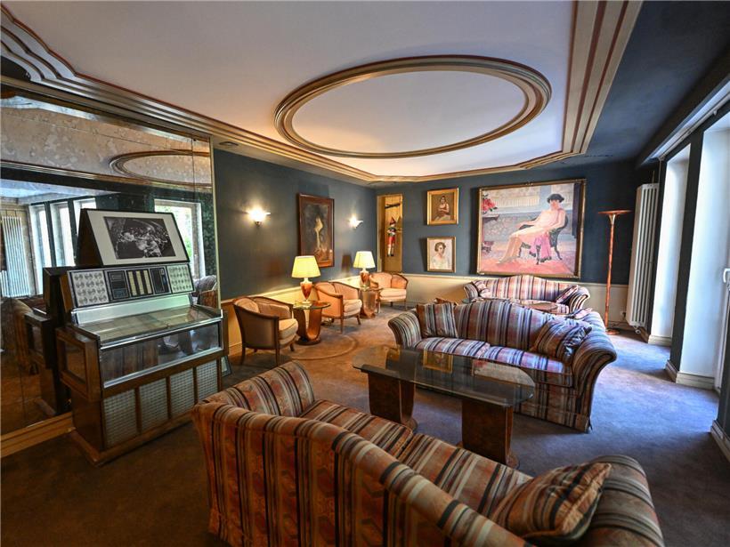 Vintage-Fundgrube mit alten Schätzen und Retro-Dekorationen für Sammler und Liebhaber nostalgischer Gegenstände