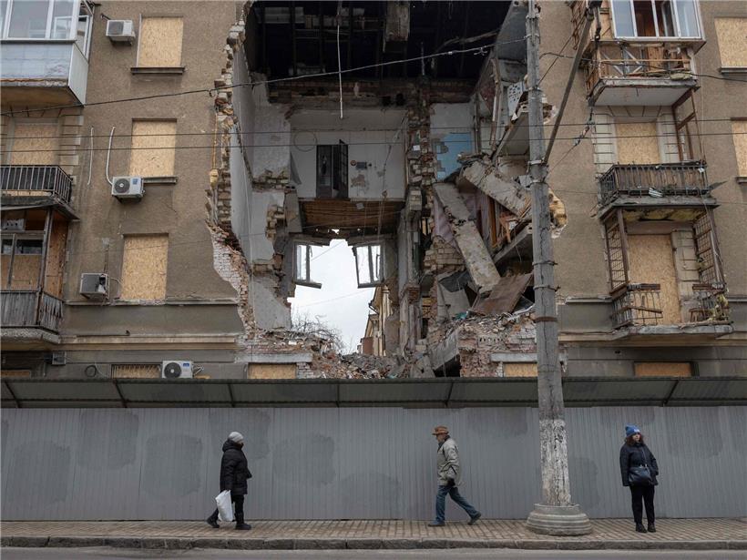 Fußgänger gehen an durch russischen Luftangriff schwer beschädigtem Wohnhaus in Hafenstadt Odessa vorbei