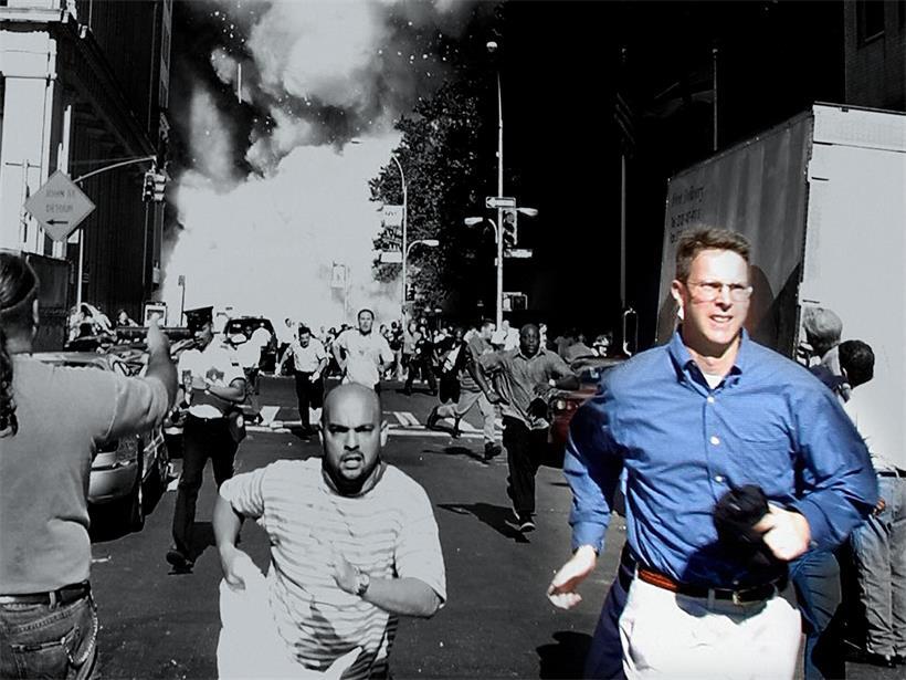Fußgänger rennen vom Ort des Geschehens davon, während einer der Türme des World Trade Centers in New York City einstürzt