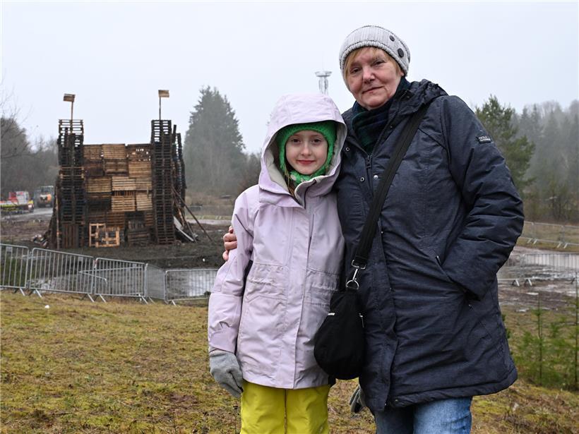 Gabrielle und Enkelin Leia in warmer Kleidung bewundern große Palettenkonstruktion im Freien