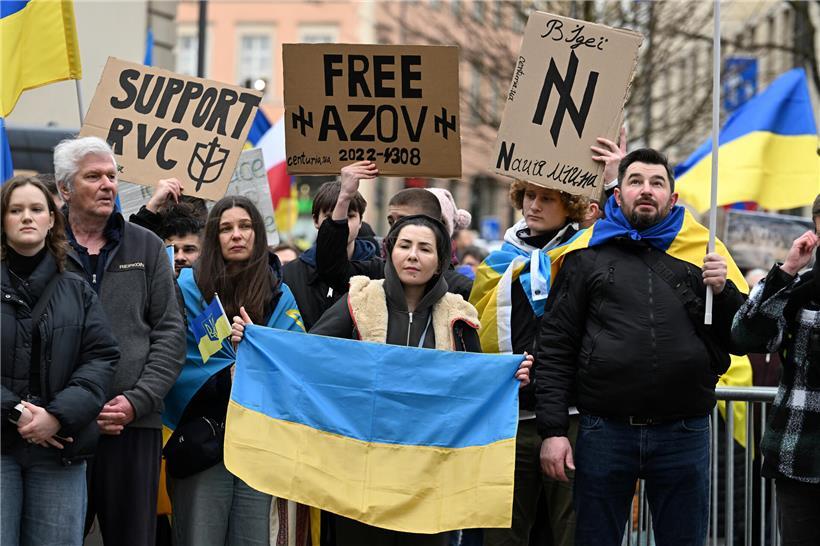 Demonstranten auf dem Place de Clairefontaine beim Gedenken an Asov mit Friedensplakaten und Kerzenlicht
