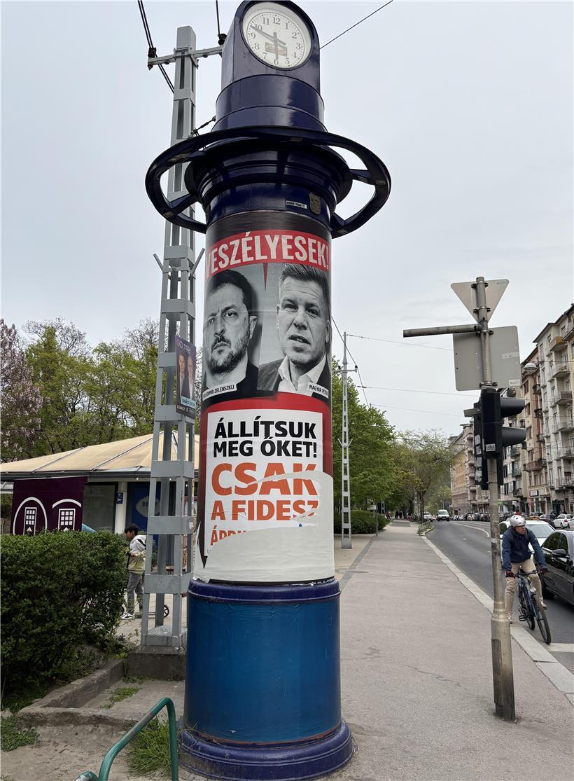 Gefahrensymbole vor ungarischer Flagge – Risiken und Bedrohungen für Ungarn visualisiert