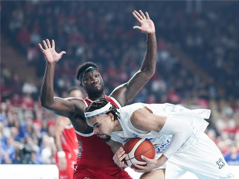 Tyrell Sturdivant kämpft intensiv gegen Nicholas Davis in einem spannenden Basketballspiel