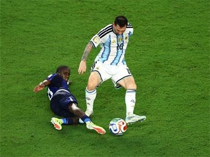 Lionel Messi und argentinische Fußballspieler kämpfen gegen starke Kapverden-Abwehr im Spiel.