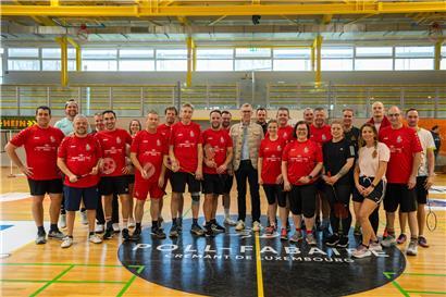 Menschen halten Hände in einer Gruppe als Zeichen für Zusammenhalt und Engagement für den guten Zweck