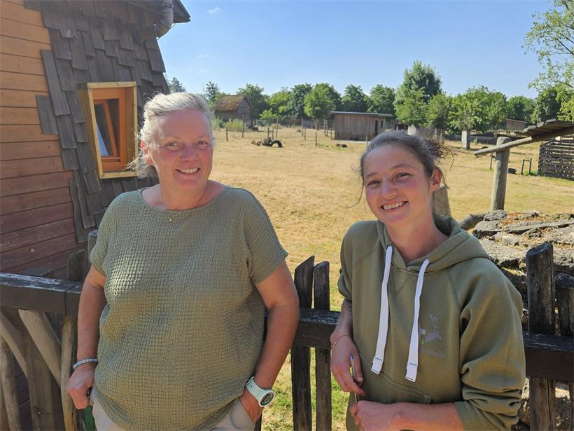 Im „Déierepark“ ist die Stadt plötzlich ganz weit weg Gemeinsam mit der Teamleiterin Lena Righetto (rechts) sorgt Anne Meyers (links) dafür, dass im Park alles rundläuft