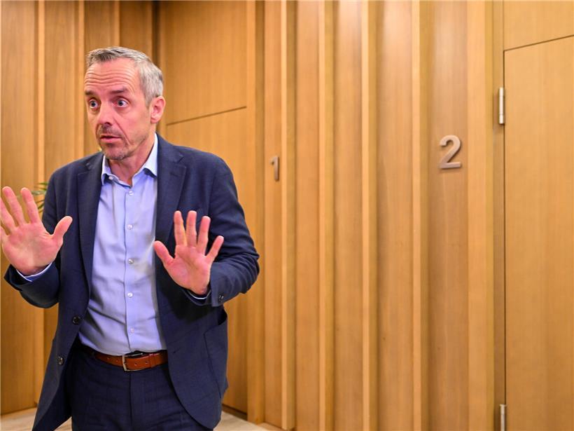 Porträt von Georges Mischo, der betont, nichts falsch gemacht zu haben, in einem professionellen Umfeld