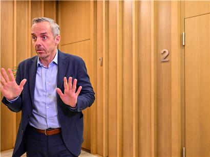 Porträt von Georges Mischo, der betont, nichts falsch gemacht zu haben, in einem professionellen Umfeld