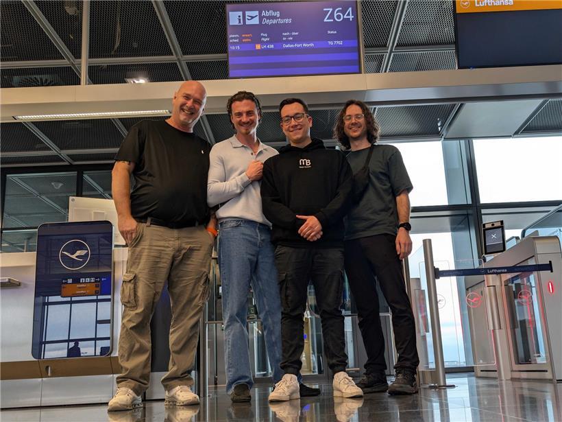 Germain, Criss, Philippe und David am Frankfurter Flughafen beim Reisen und Gruppenfoto